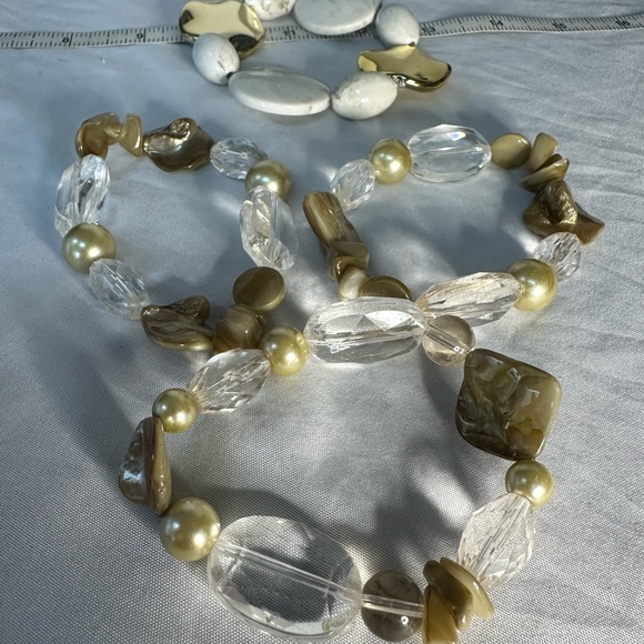 Four older bead and shell stretch style bracelets - Picture 4 of 5